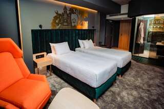 Отель Mercure Timisoara Тимишоара Privilege Twin Room with Sofa Bed-6